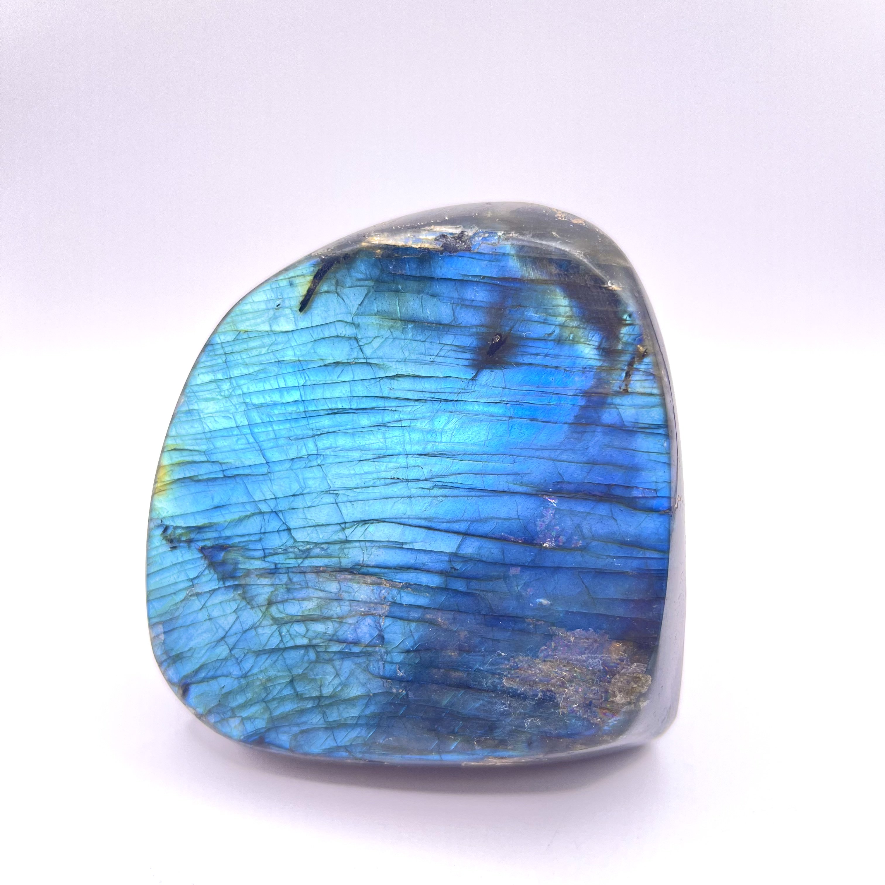 Blue sheen shown in this labradorite
